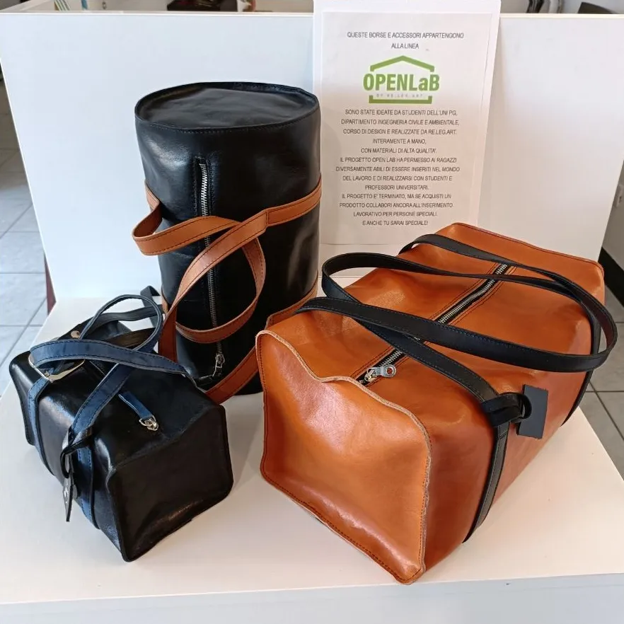 Vista dettaglio 1 di Openlab - Due borse della linea Geometry rettangolari (grande e piccola) e una circolare.